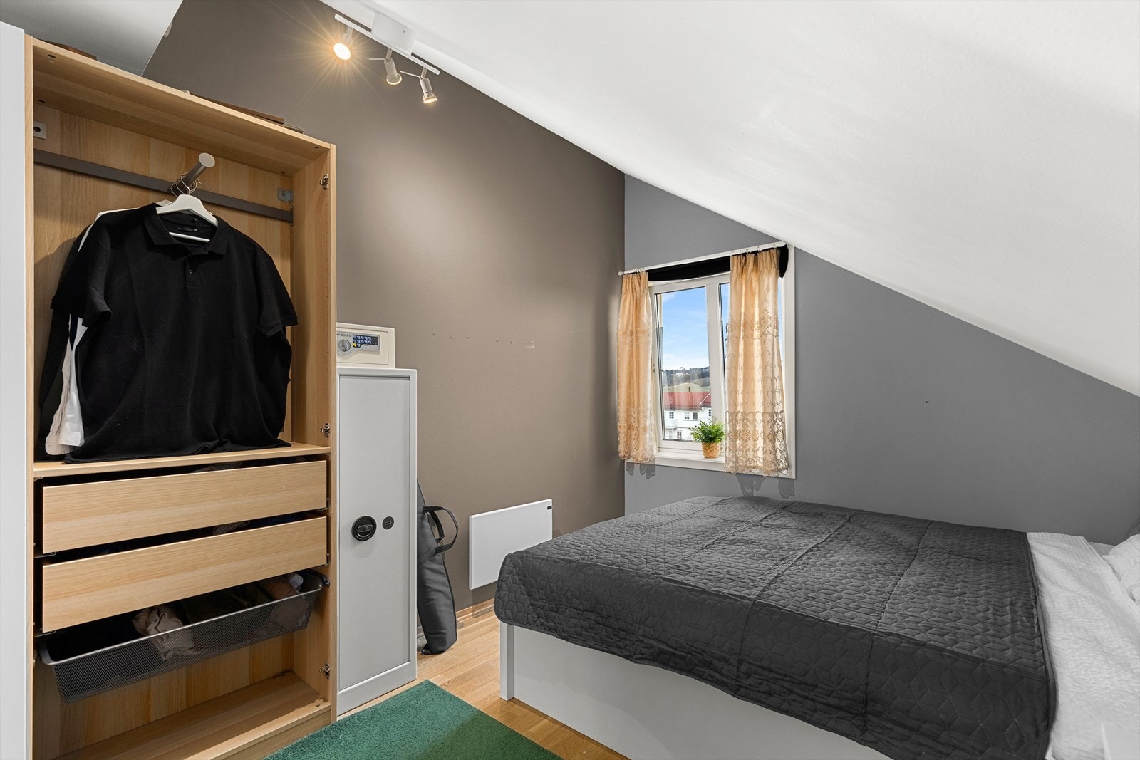 Dette soverommet har et praktisk garderobeskap og er på 7,7 kvm. Galleribilde