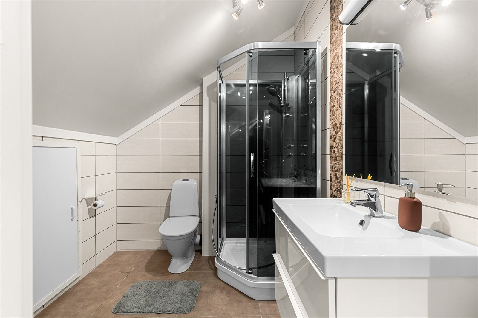 Pent og praktisk bad i 3. etasje som ble oppgradert i 2013. Det er flislagte vegger og gulv. Galleribilde