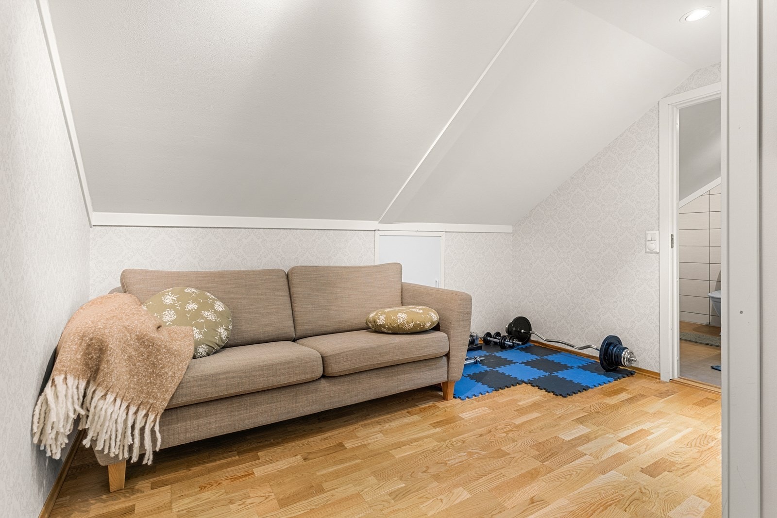 I oppgangen til 3. etasje er det en trivelig loftstue. Galleribilde