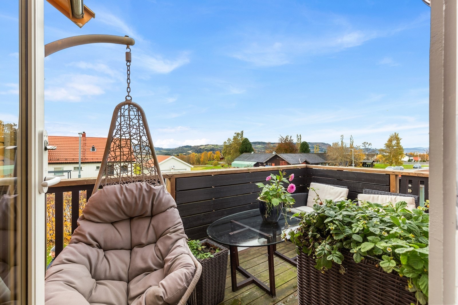 Direkte fra stuen har du en fin sørvest-vendt balkong på 7 kvm med gode solforhold. Selger opplyser om at det er gitt tillatelse fra borettslaget om å utvide balkongen til dobbel størrelse. Galleribilde