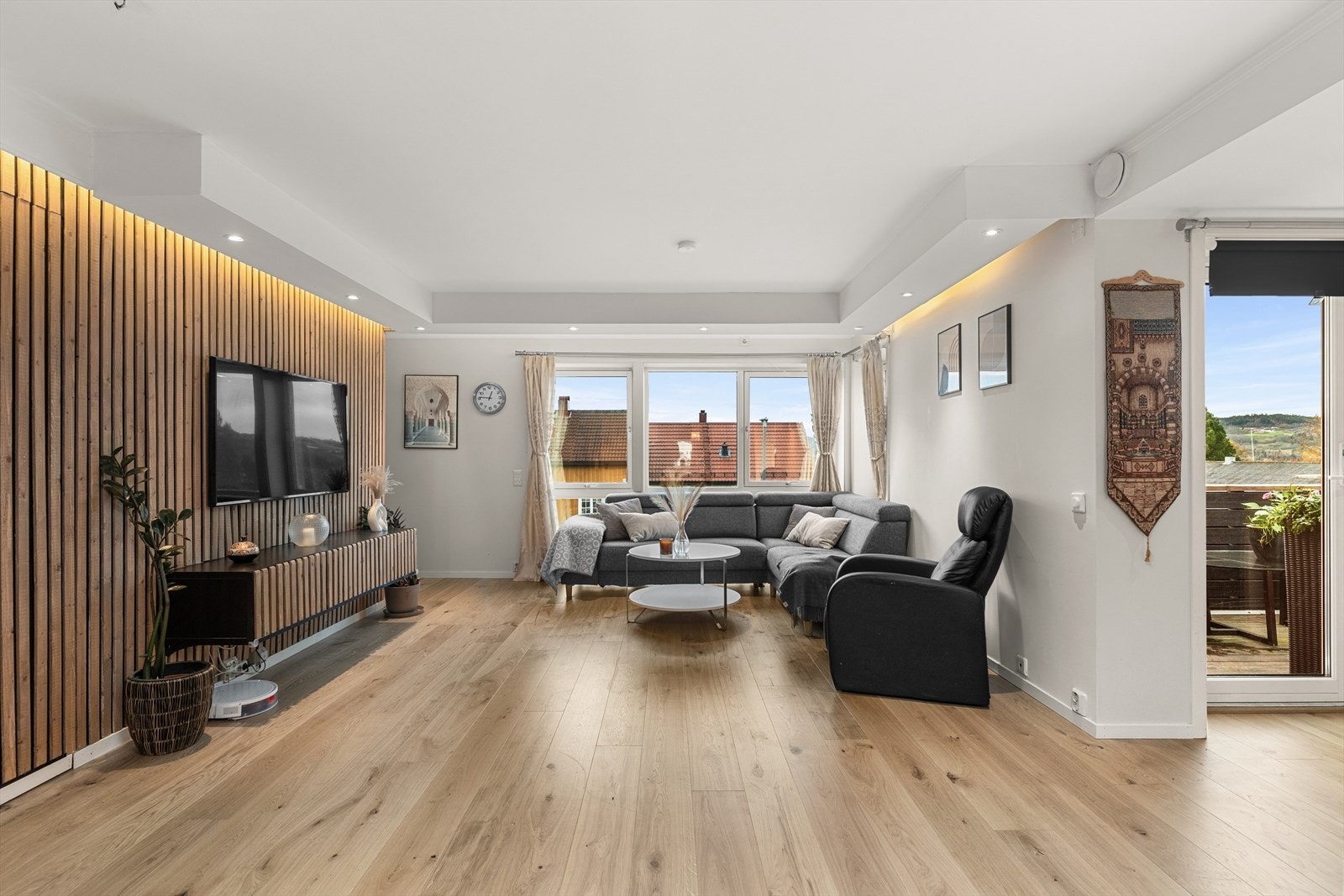 Halvparten har en gjennomgående god standard. Her har du en stor stue på hele 38,4 kvm med store vindusflater og gode møbleringsmuligheter. Boligen har balansert ventilasjon. Galleribilde