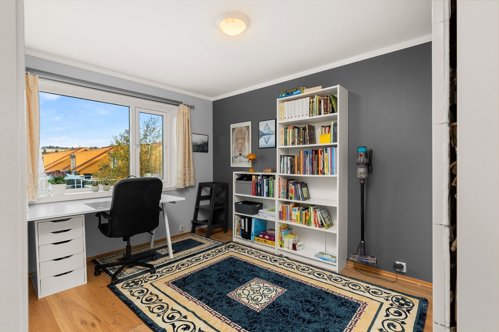 Halvparten har 4 gode soverom hvor 1 er i 2. etasje og de resterende 3 befinner seg i 3. etasje. I dag er soverommet i 2. etasje benyttet som kontor. Dette rommet er på 10,8 kvm. Galleribilde