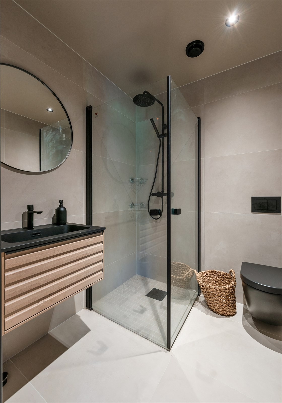 Moderne bad med stilrent design. Romslig dusj, svart innredning og rene linjer skaper en elegant og funksjonell atmosfære..jpg Galleribilde