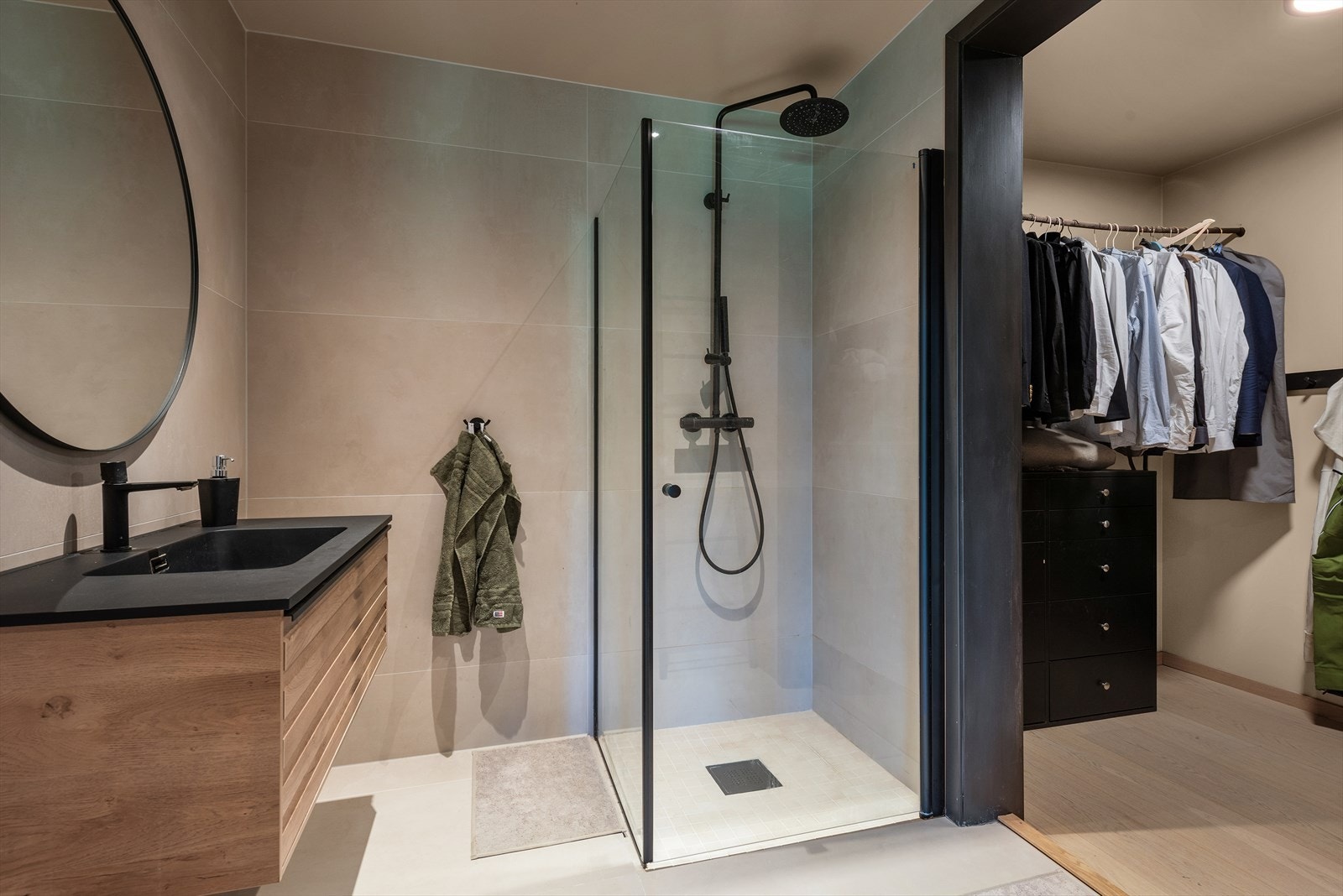 Moderne og stilrent baderom med romslig dusj og praktisk tilknytning til garderobe. Perfekt for en funksjonell hverdag..jpg Galleribilde