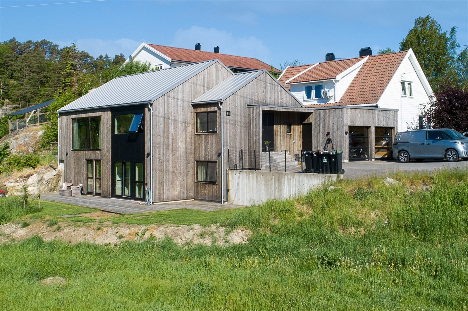 Eiendomsmegler Norge v Jon A Røsstad presenterer en moderne bolig i naturskjønne omgivelser. Perfekt for familier som ønsker ro og nærhet til naturen..jpg Galleribilde