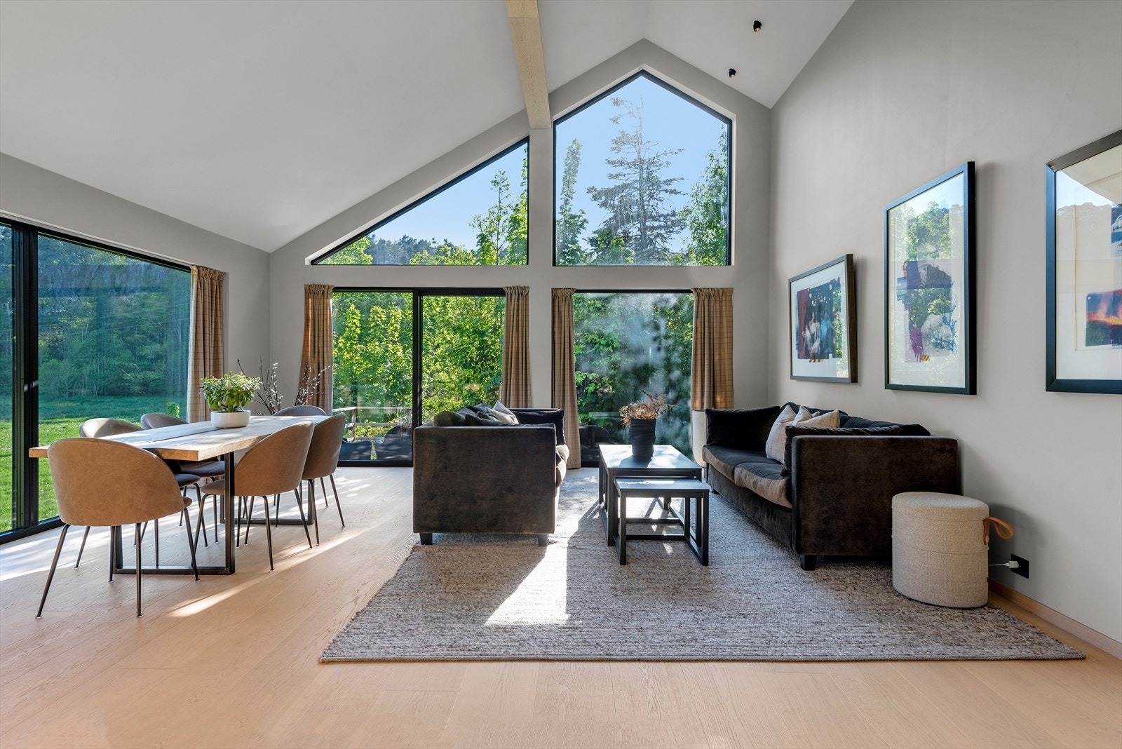 Lys og romslig stue med store vinduer som gir flott utsikt til naturen utenfor. Perfekt for avslapning og hygge..jpg Galleribilde