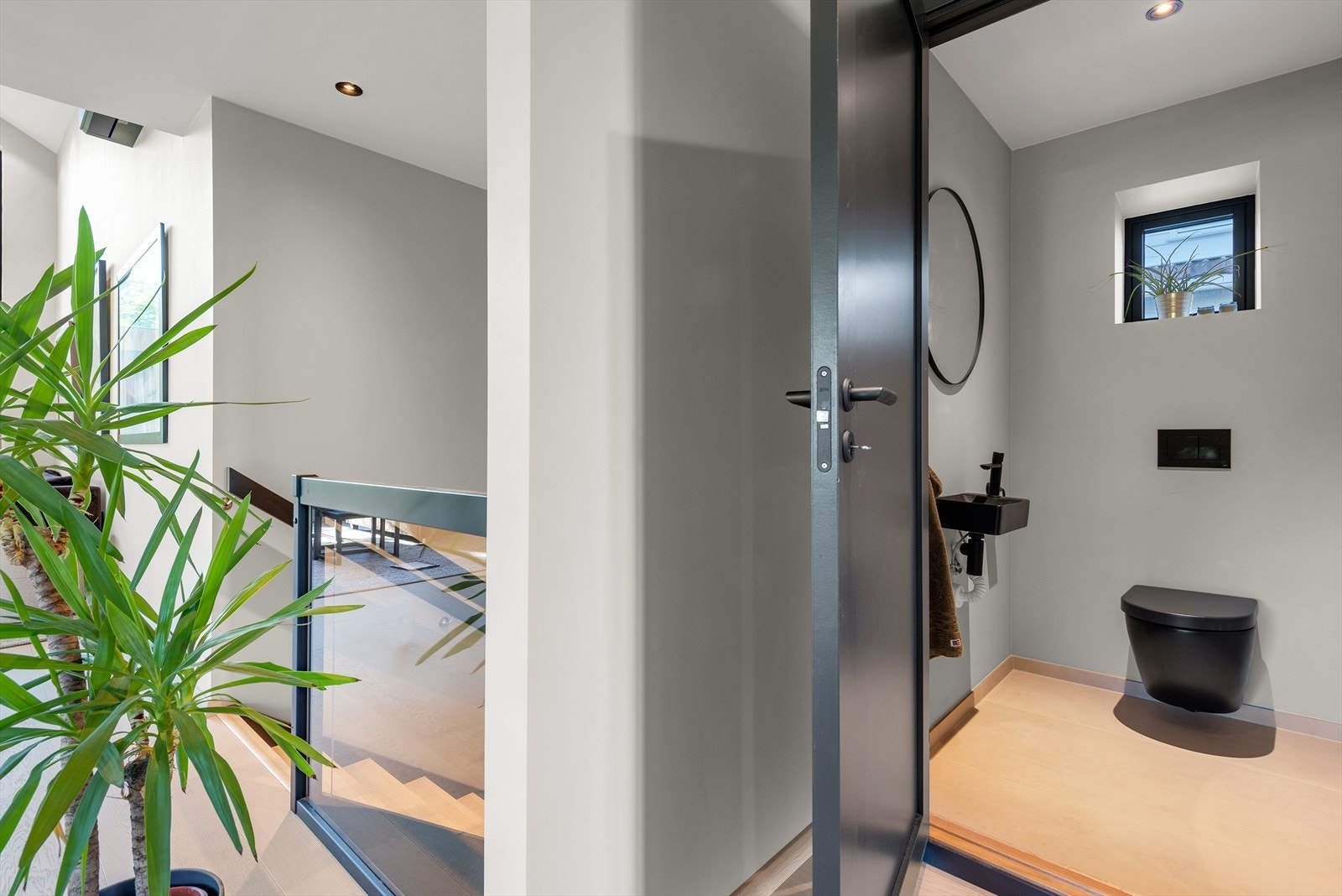 Moderne og stilren bolig med flotte detaljer. Lys og luftig atmosfære, perfekt for dem som verdsetter kvalitet og design..jpg Galleribilde