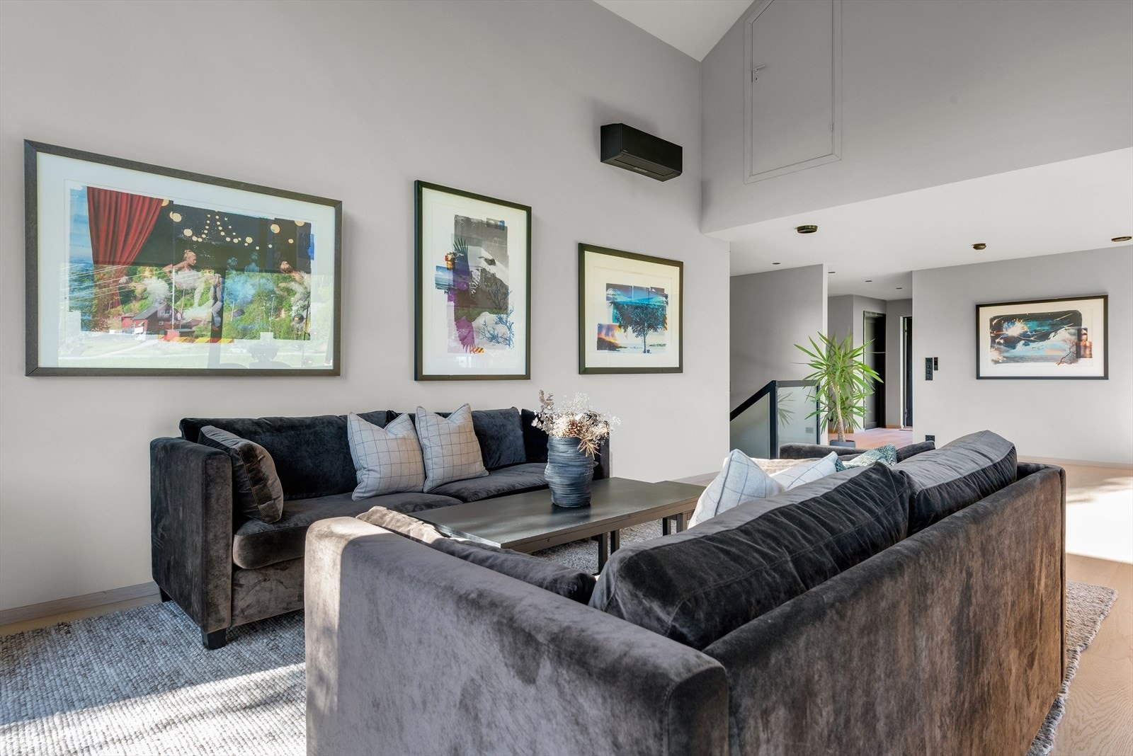 Lys og romslig stue med moderne kunst på veggene og en behagelig atmosfære, perfekt for avslapning og sosiale sammenkomster..jpg Galleribilde