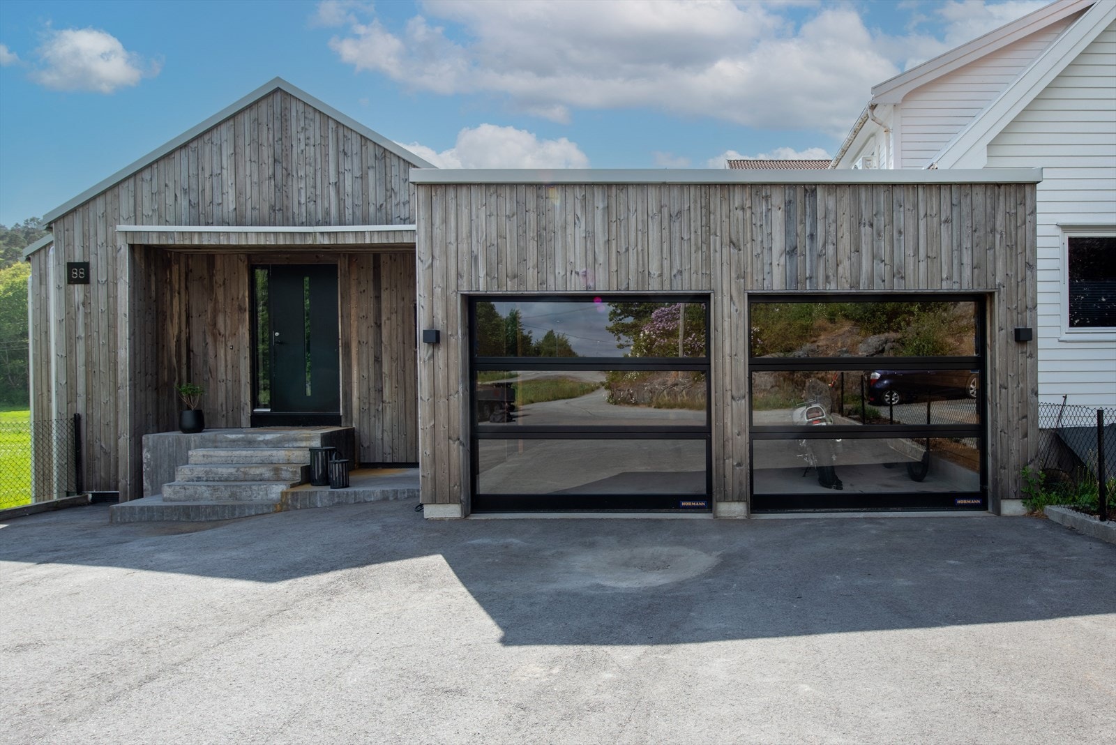 Stilfull bolig. Sjekk glass portene i garasjen!.jpg Galleribilde