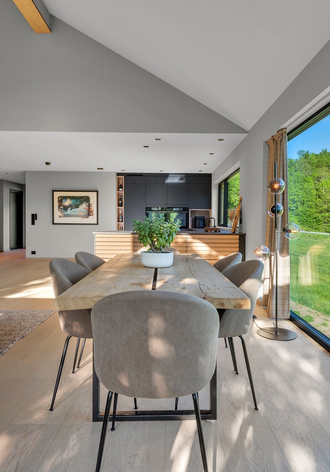 Lys og moderne spisestue med store vinduer som gir fantastisk utsikt og naturlig lysinnslipp. Perfekt for sosiale sammenkomster..jpg Galleribilde