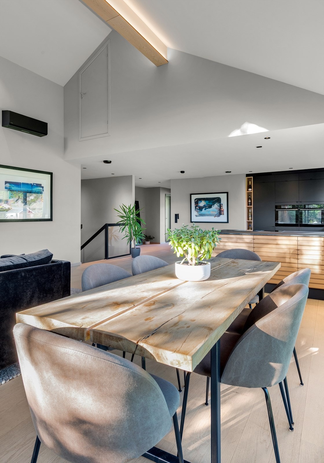 Lys og romslig stue med moderne design og store vinduer som slipper inn rikelig med naturlig lys. Perfekt for sosiale sammenkomster..jpg Galleribilde