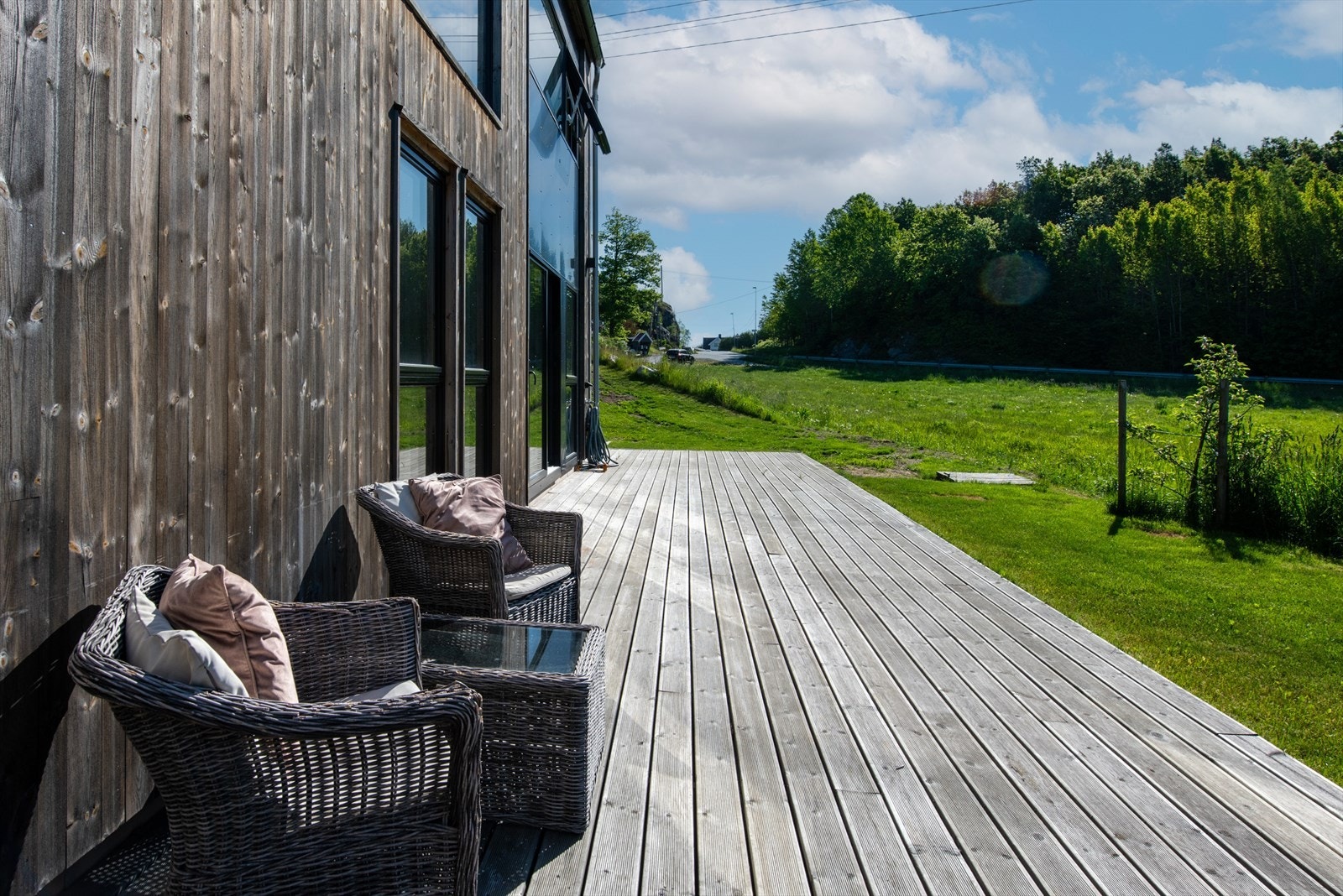 Moderne terrasse med naturskjønn utsikt, ideell for avslapning. Solrik beliggenhet nær grønne omgivelser, perfekt for sommerdager..jpg Galleribilde