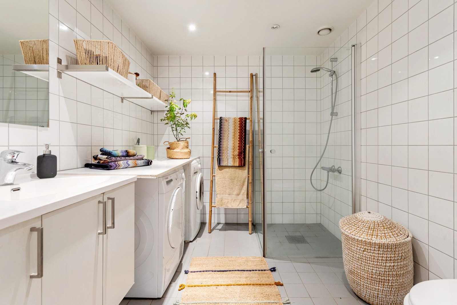 Badet i leiligheten kombinerer god standard med romslighet og funksjonalitet for en barnefamilie Galleribilde