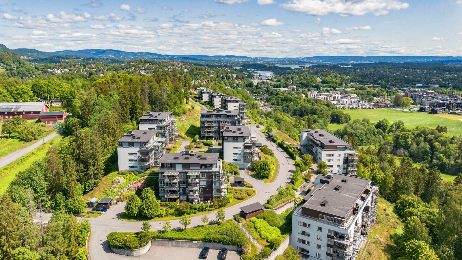 Åstadryggen finner du opp Billingstadsletta, bare 1.2 km fra Billingstad togstasjon, barnehage og barneskole. Området har tidligere vært en del av Åstad Naturreservat og Åstad Gaard (her kan du leie økologisk parsell om sommeren). Dette område er et mekka Galleribilde