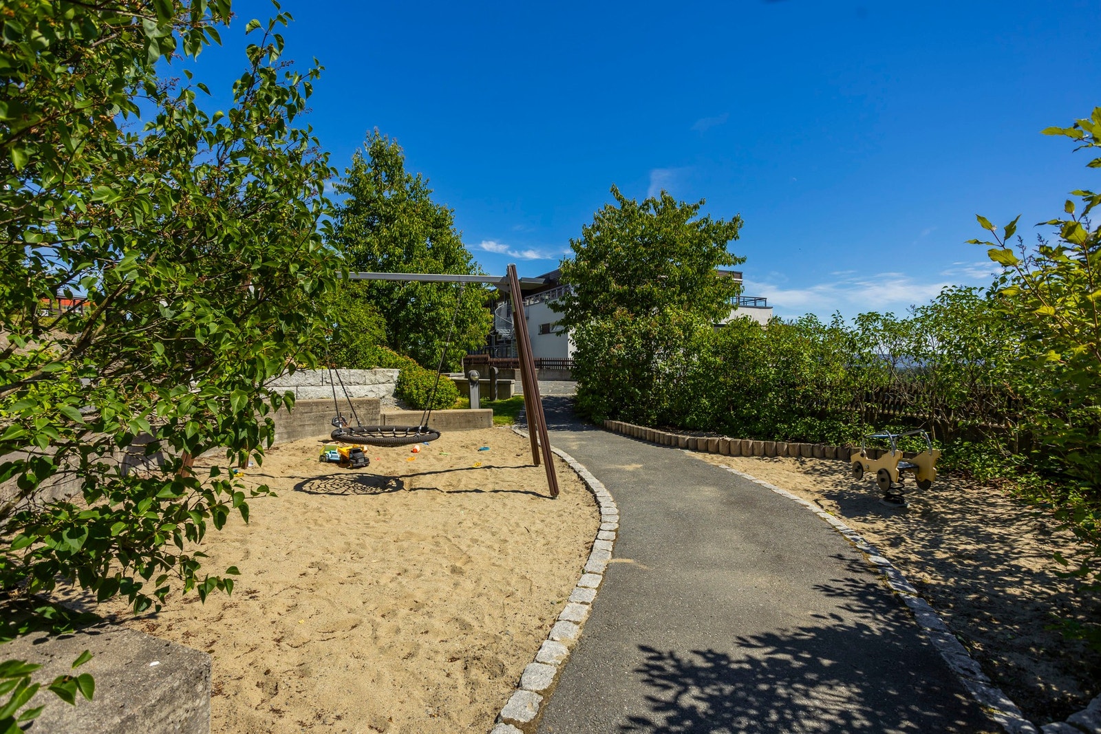 Dette er et barnevennlig område med trygg og kort gangvei til barnehager og skoler i alle trinn Galleribilde