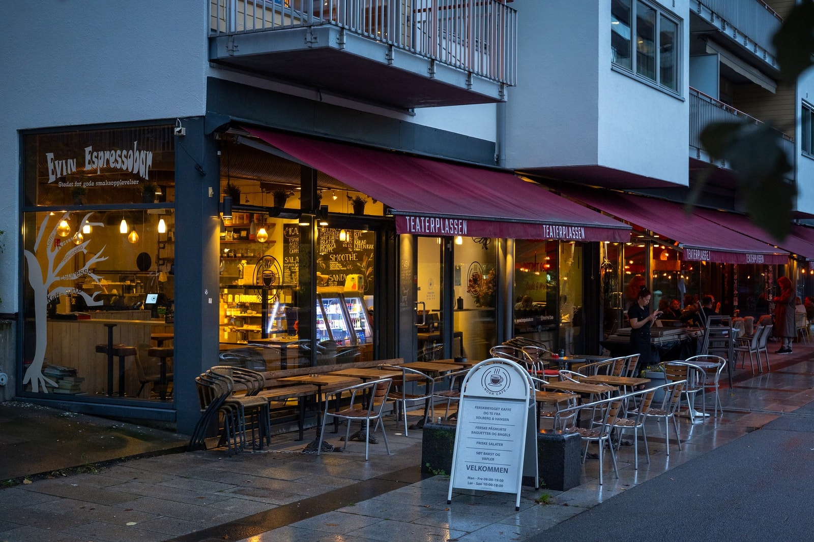 Leiligheten ligger midt i et pulserende bymiljø med et bredt utvalg av restauranter, kaféer og spesialbutikker rett utenfor døren. Galleribilde