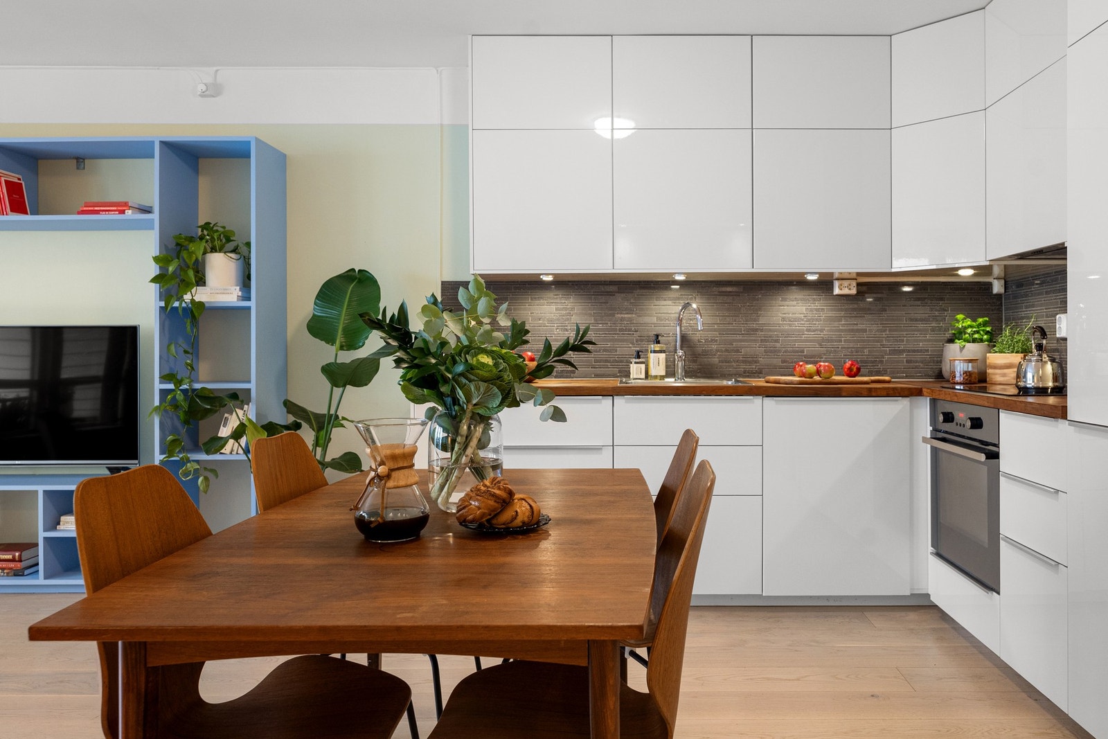 Stilrent og moderne kjøkken fra IKEA (2014) med glatte fronter og benkeplate i heltre. Galleribilde