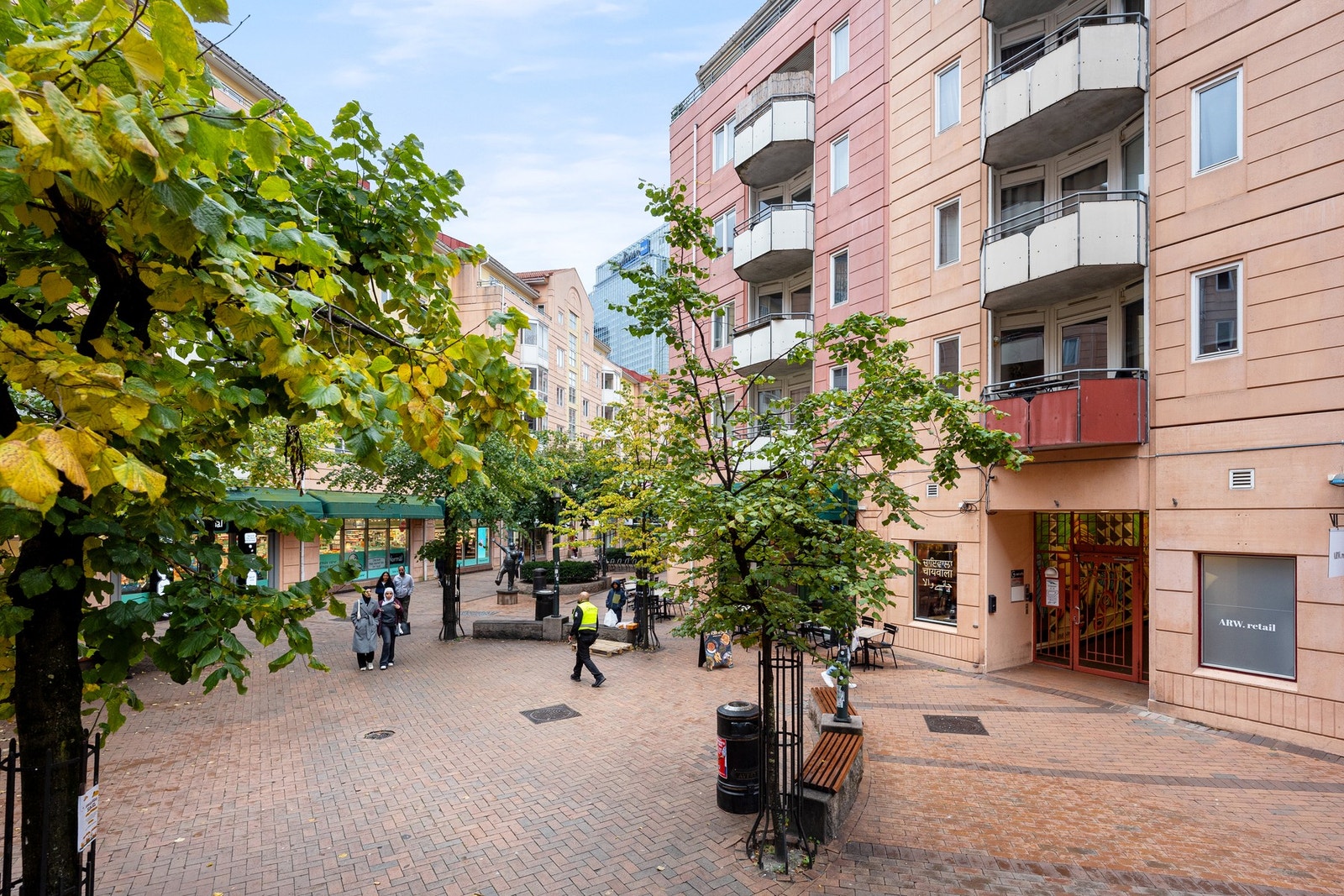 Fra bakgården kommer du rett ut i Smalgangen - en sjarmerende gågate som byr på blant annet, klesbutikker, grønnsakshandel og populære kafèer. Galleribilde