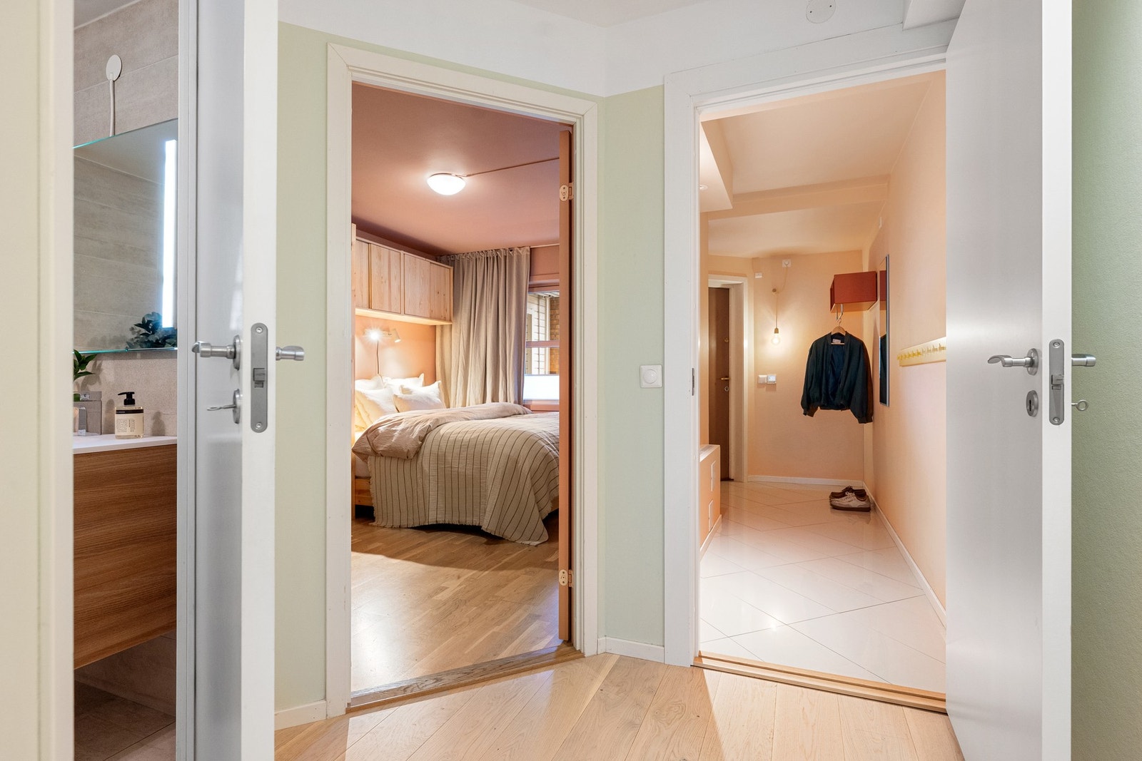 Gang mot soverom og entre. Galleribilde