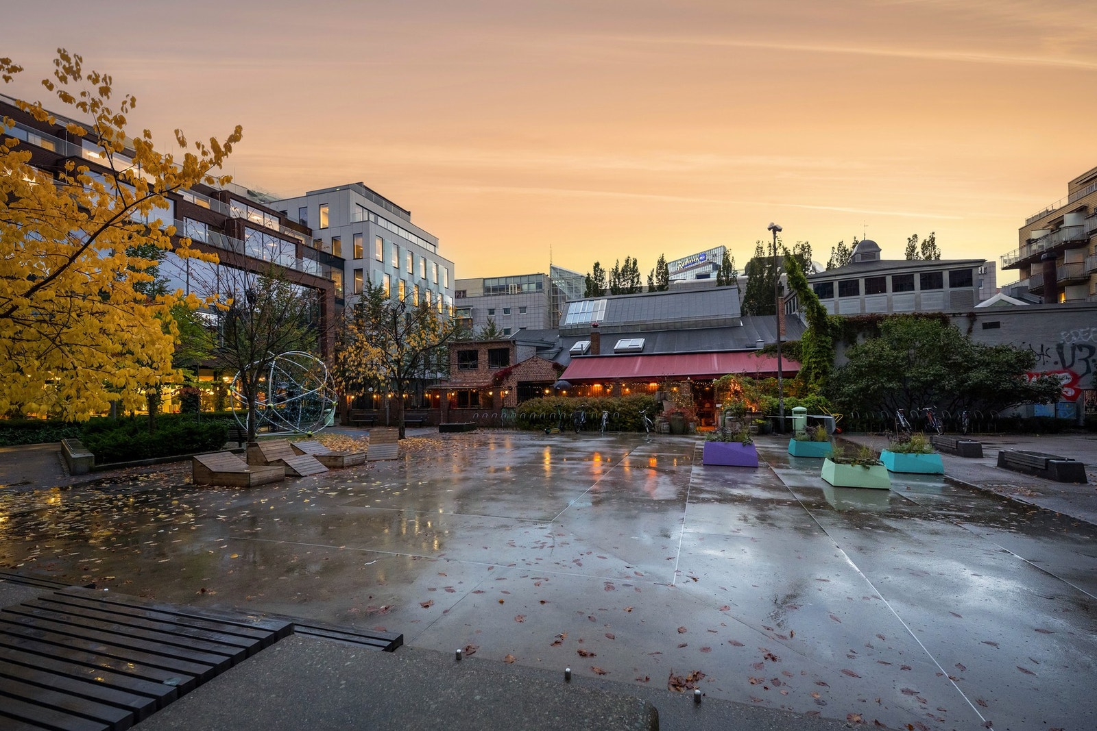 Teaterplassen, med sin samling av barer, spisesteder og kulturtilbud, er en populær destinasjon kun et par minutters gange fra leiligheten. Galleribilde