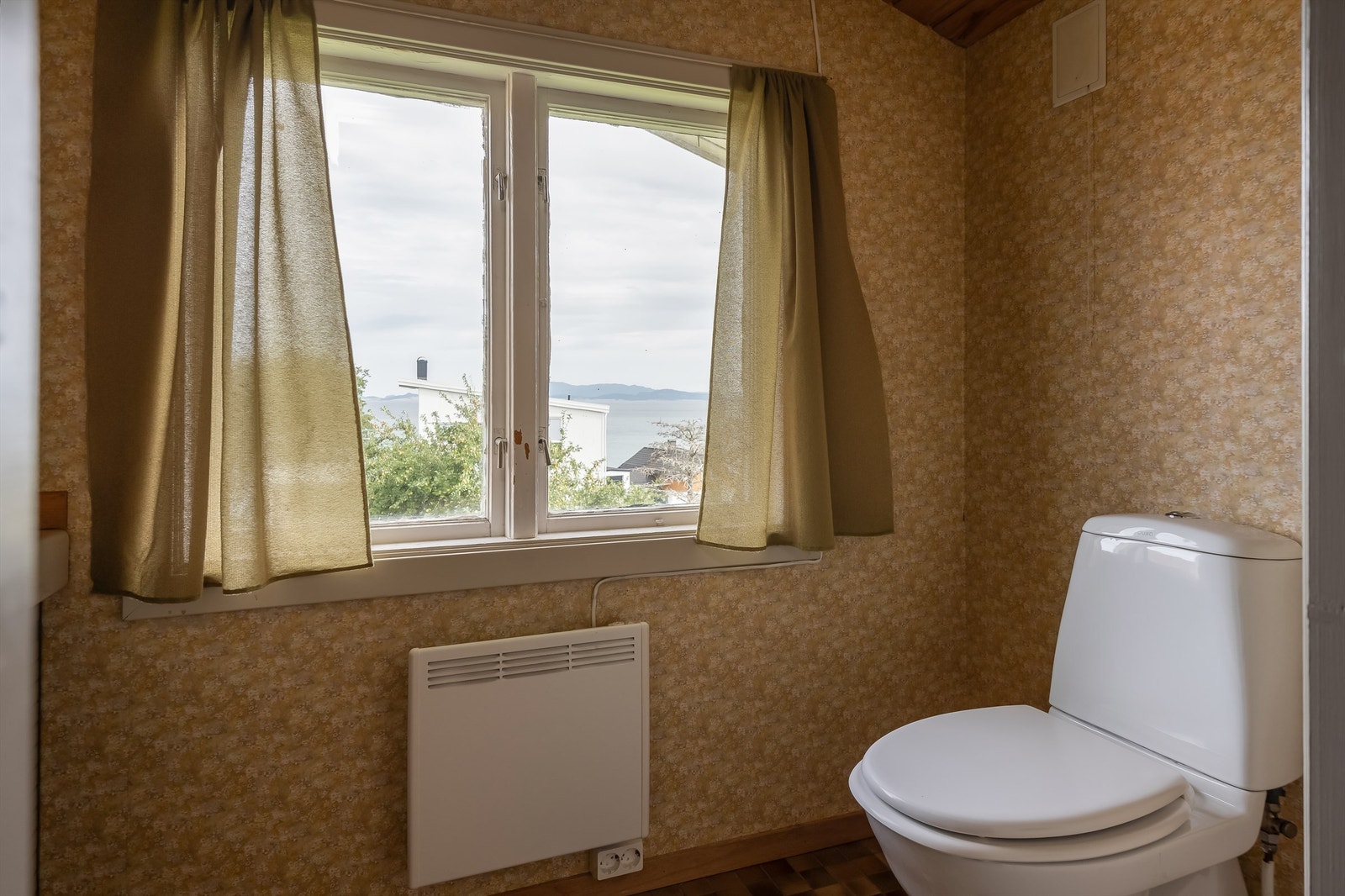 Toalettrommet er opprinnelig byggemeldt som bod. Bruksendringen er ikke omsøkt. Kjøper overtar alt ansvar, kostnad og risiko for dette videre. Galleribilde