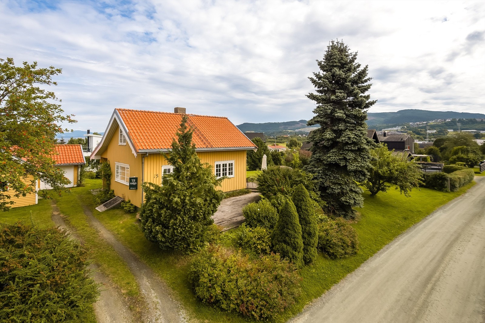 Her bor du med kort vei til en rekke dagligdagse servicetilbud, godt kollektivtilbud samt fantastiske turområder, fjæra og sjøen. Galleribilde