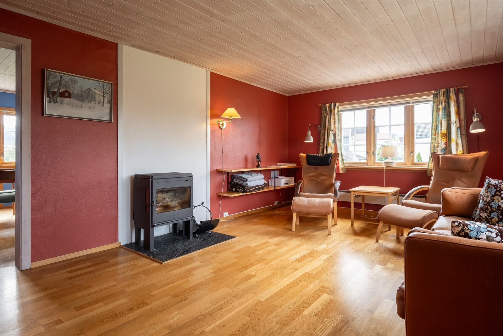 Boligen er gjennomgående lys og luftig med utstrakte vindusflater som sikrer rikelig med naturlig dagslys. Galleribilde