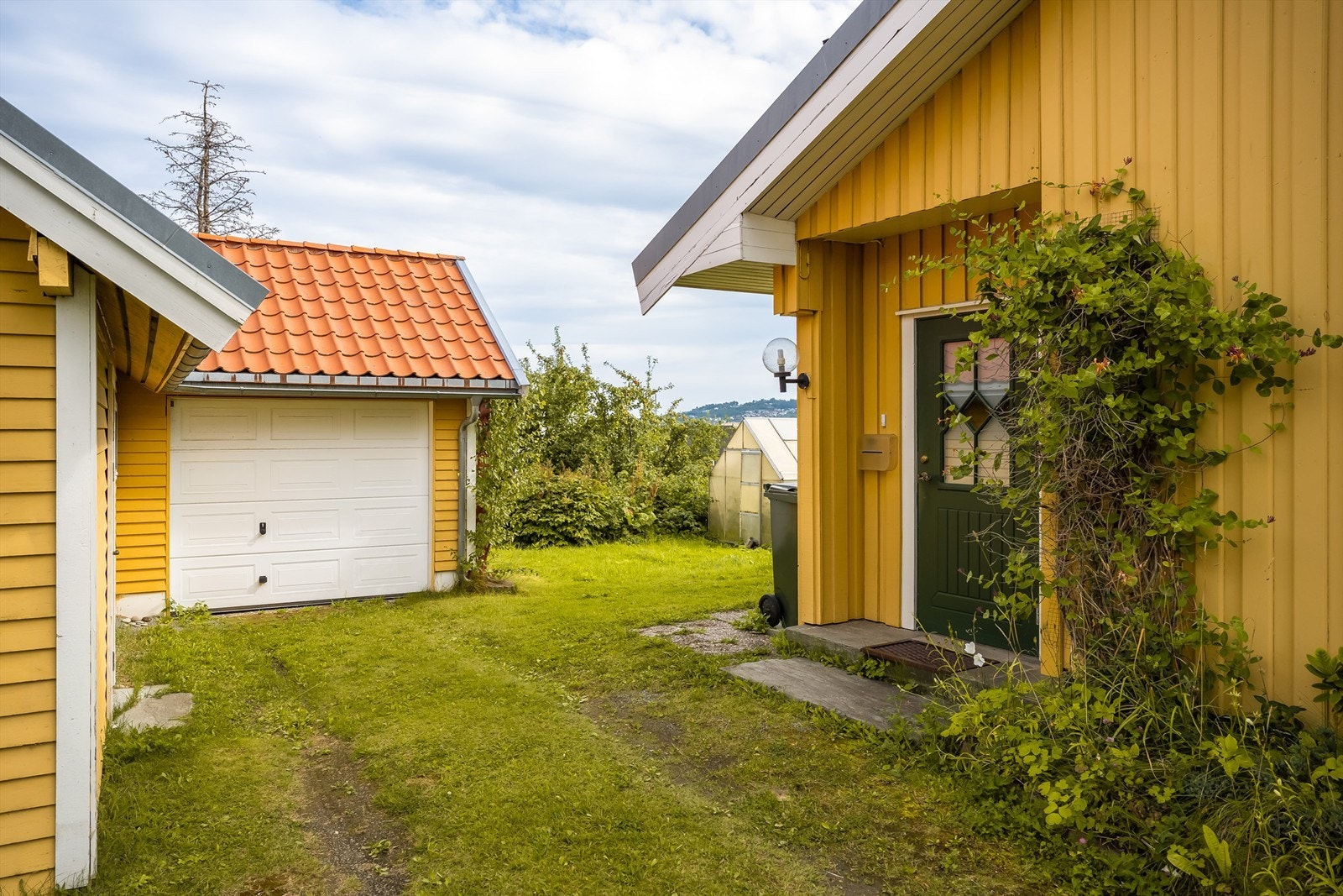 Det er oppført en garasje (som deles med Hitravegen 15A) samt flere biloppstillingsplasser på tomten. Galleribilde