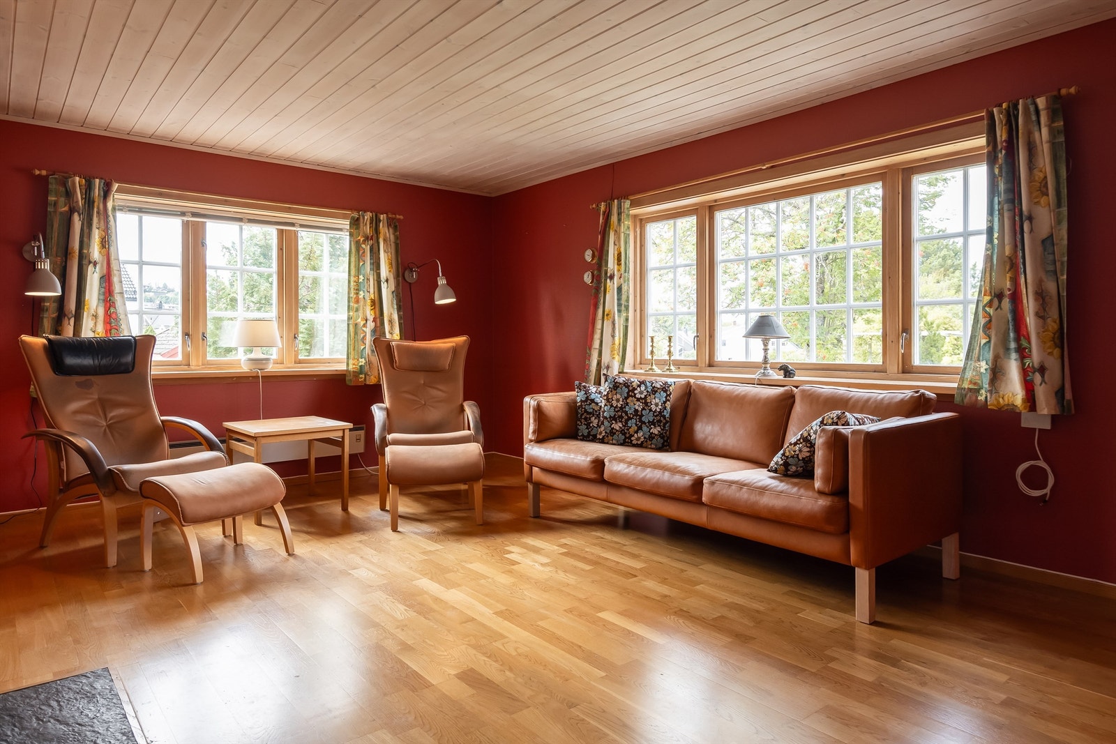 Stuen måler romslige 20 kvm og har god plass til sofagruppe og tilhørende TV-møblement. Galleribilde