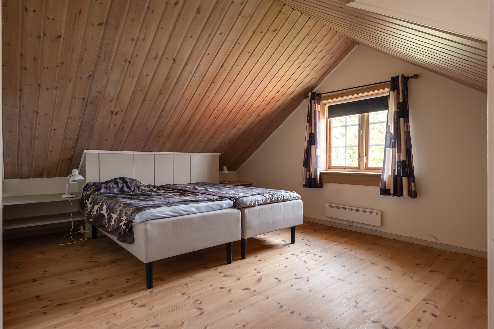 Hovedsoverommet er på hele 23 kvm og har god plass til dobbeltseng av ønsket størrelse, nattbord og garderobeskap. Galleribilde