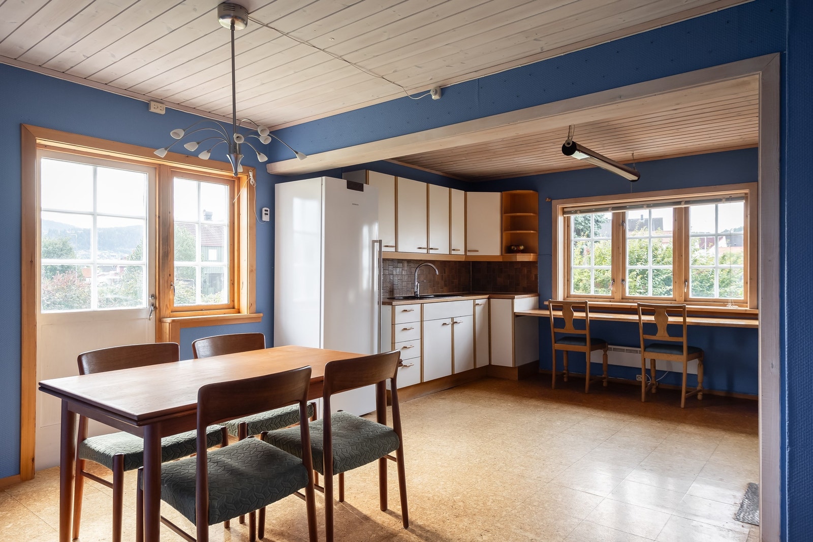 Kjøkkenet ligger naturlig tilbaketrukket fra stuen og har god plass til å samle familie og venner til hyggelige sammenkomster. Galleribilde