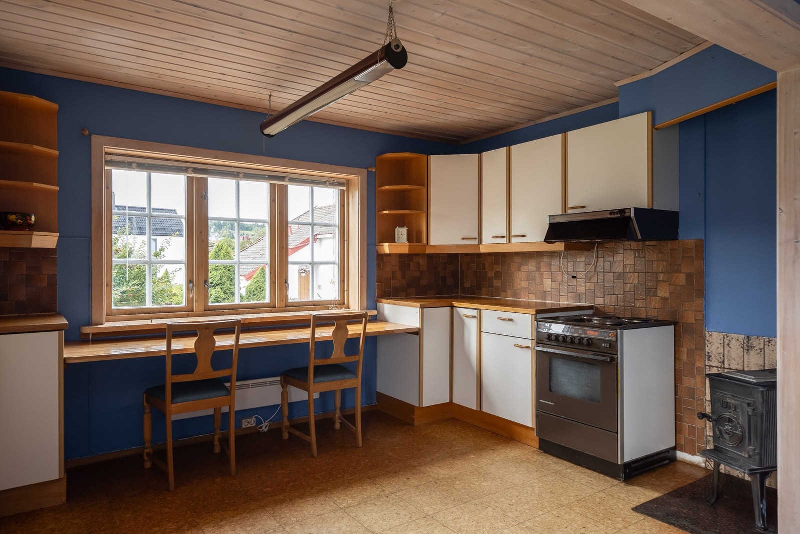 Kjøkkenet er utstyrt med rikelig skap- og benkeplass, og har innredning med profilerte fronter. Frittstående komfyr og kjøleskap. Galleribilde