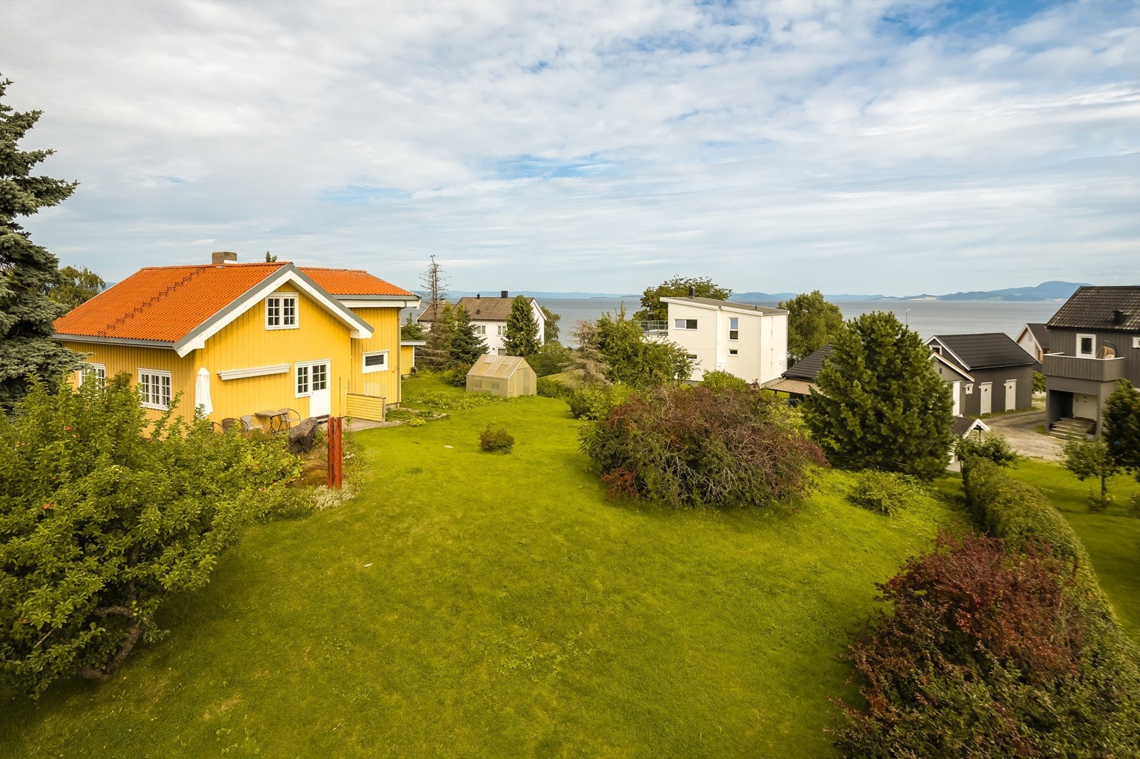 Velkommen til Hitravegen 15B - og denne fantastiske eiendommen beliggende i et rolig, attraktivt og veletablert område på Ranheim/Hitrafjæra! Galleribilde