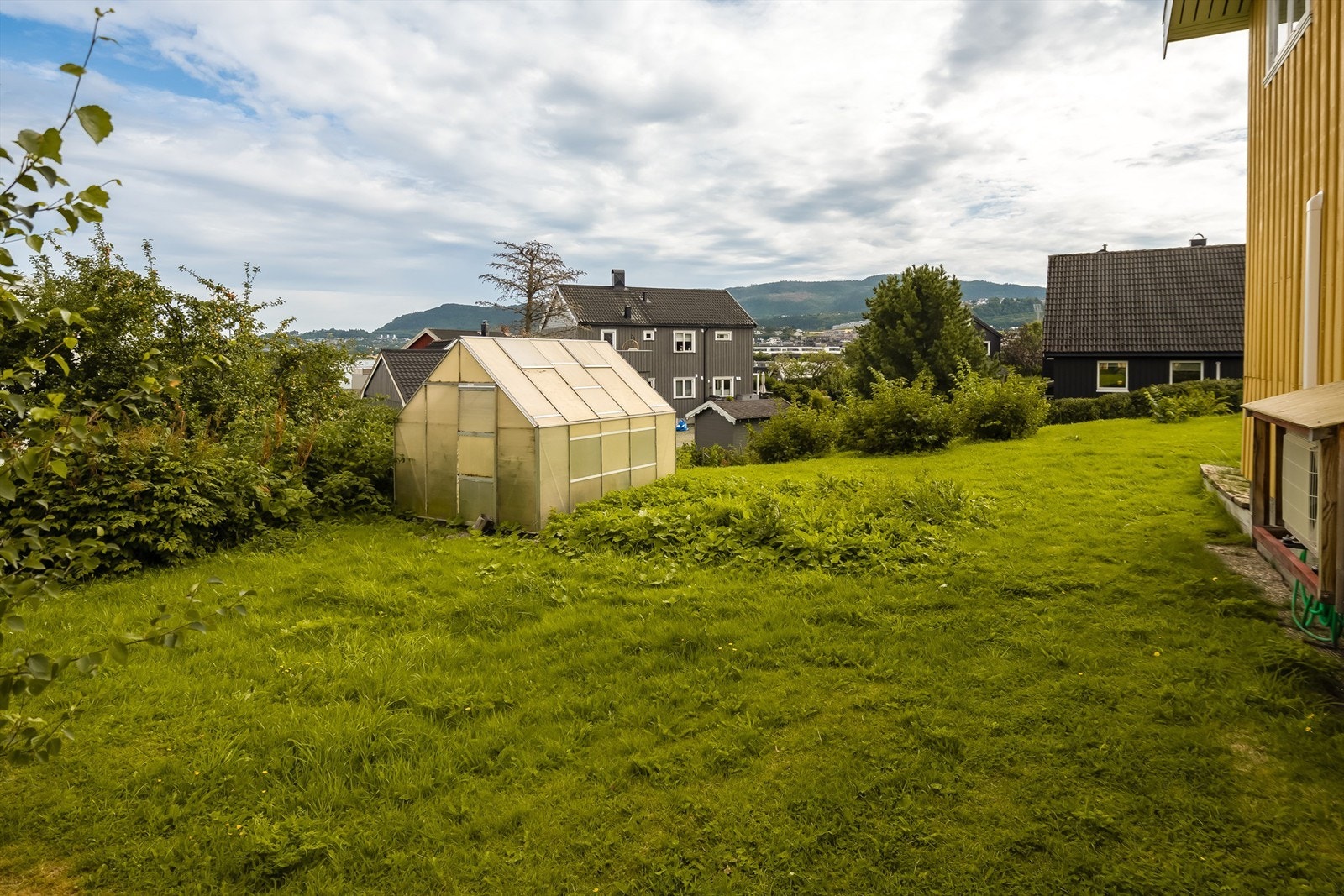 Tomten måler romslige 1 154 m2 og er pent opparbeidet med diverse beplantninger og plenareal. Galleribilde