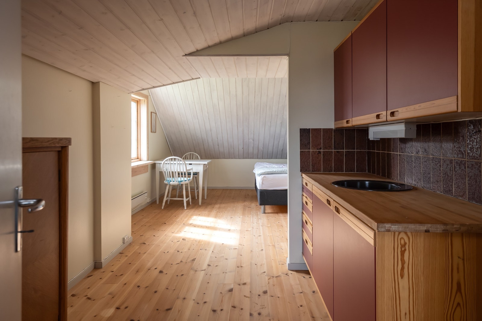 Videre har soverommet integrert kjøkkenløsning på 6,5 kvm. Galleribilde