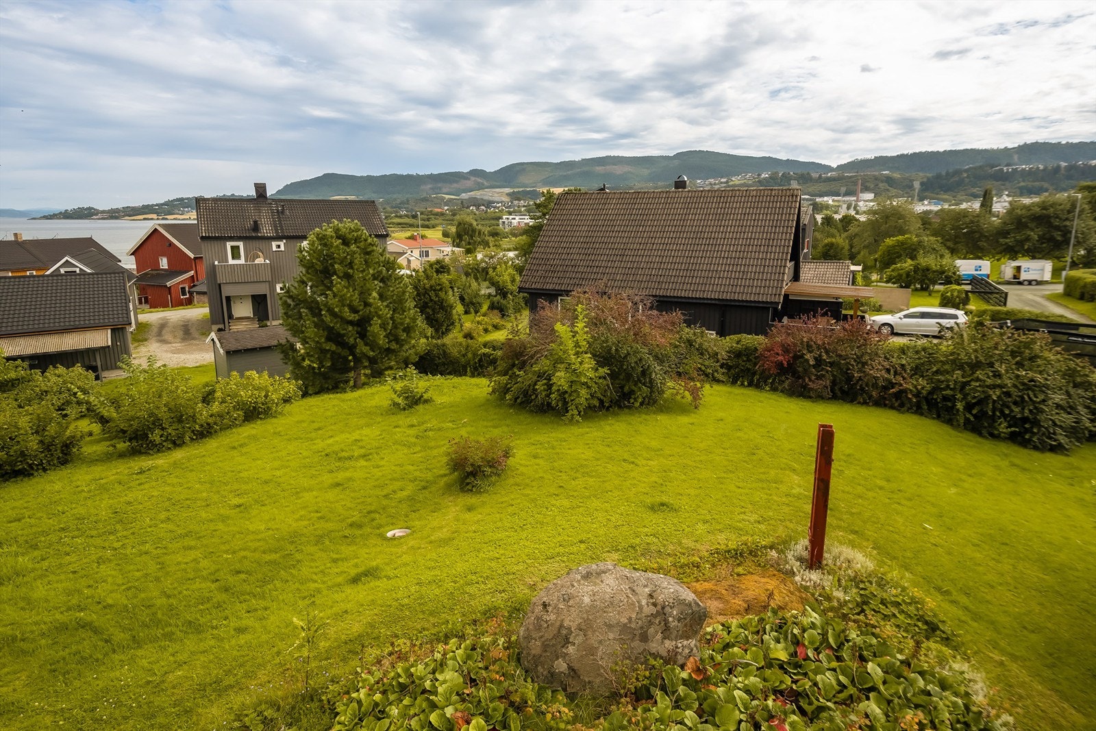 Nærområdet har flere dagligvarebutikker samt Grilstadporten kjøpesenter hvor det er dagligvarehandel, apotek, frisør, treningssenter, post, blomsterbutikk m.m. Her er det også søndagsåpen butikk. Beveger du deg ut til Grilstad Marina finner du Flipper. Galleribilde