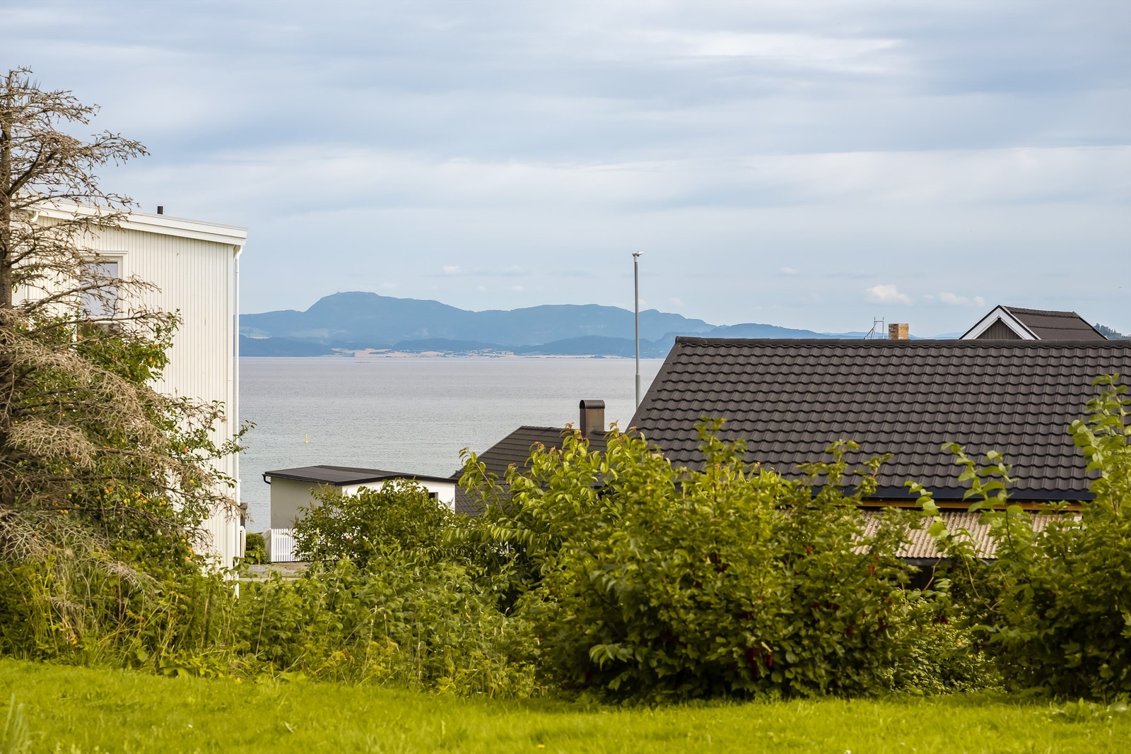 Her bor du tilbaketrukket og landlig, og samtidig kun en kort kjøretur unna byen. Nærheten til fjæra og sjøen gjør sitt til at Ranheim er et svært hyggelig og populært boområde. Galleribilde