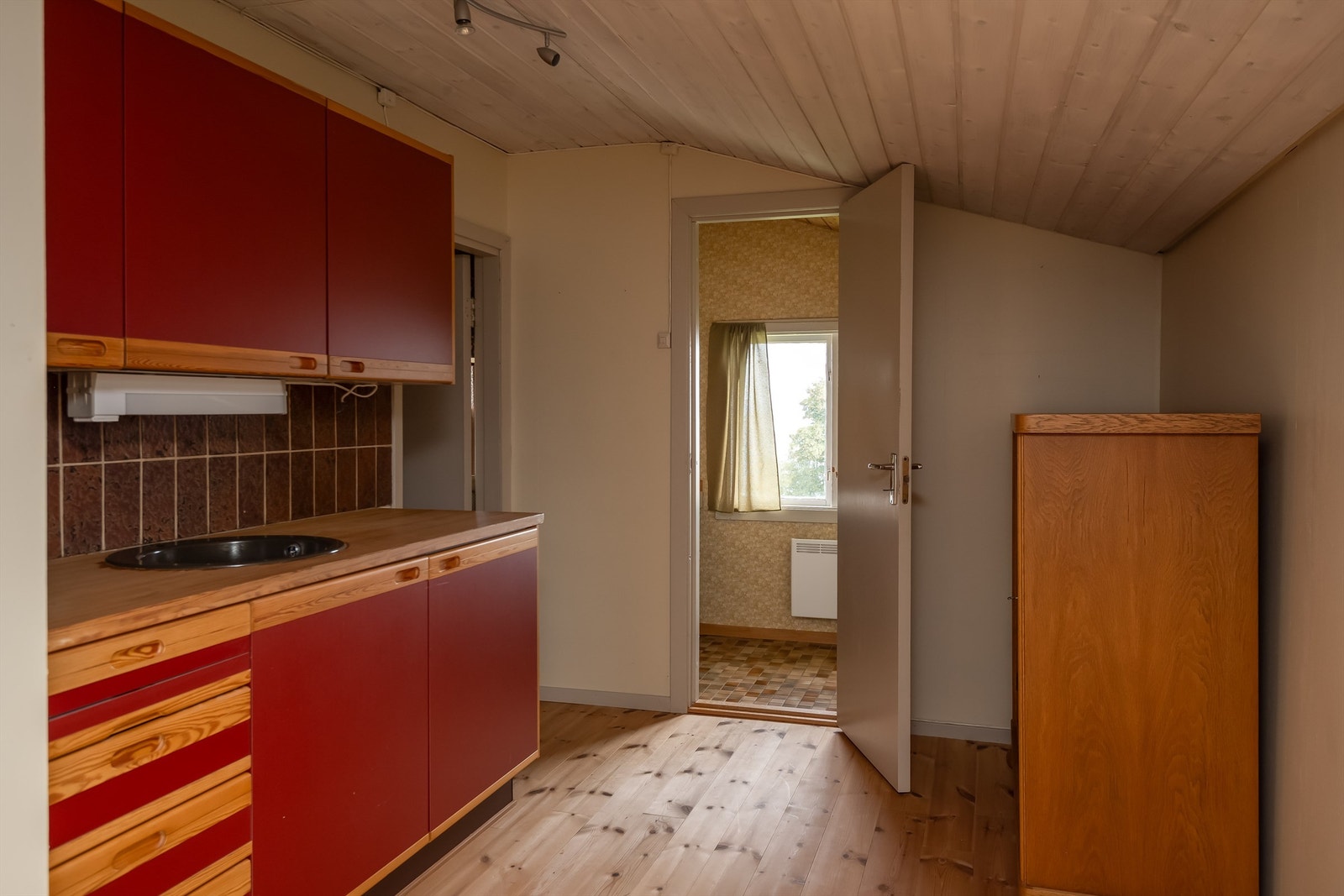 Kjøkkenet er opprinnelig byggemeldt som deler av bod og soverom, og deler av arealet er av den grunn ikke godkjent for varig opphold. Kjøper overtar alt ansvar, eventuell kostnad og risiko forbundet med dette. Galleribilde