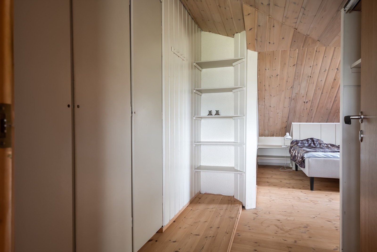 Soverommet har praktisk integrert garderobeløsning. Galleribilde