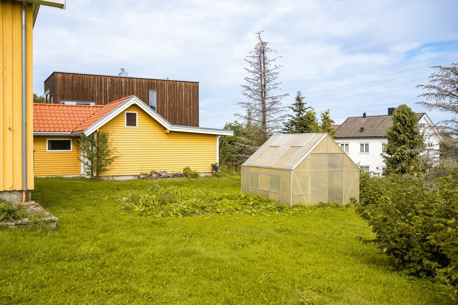 Ladestien ligger ca. 2 min. fra boligen, og etter ca. 10 minutters gange langs stien finner du Hansbakkfjæra. Galleribilde