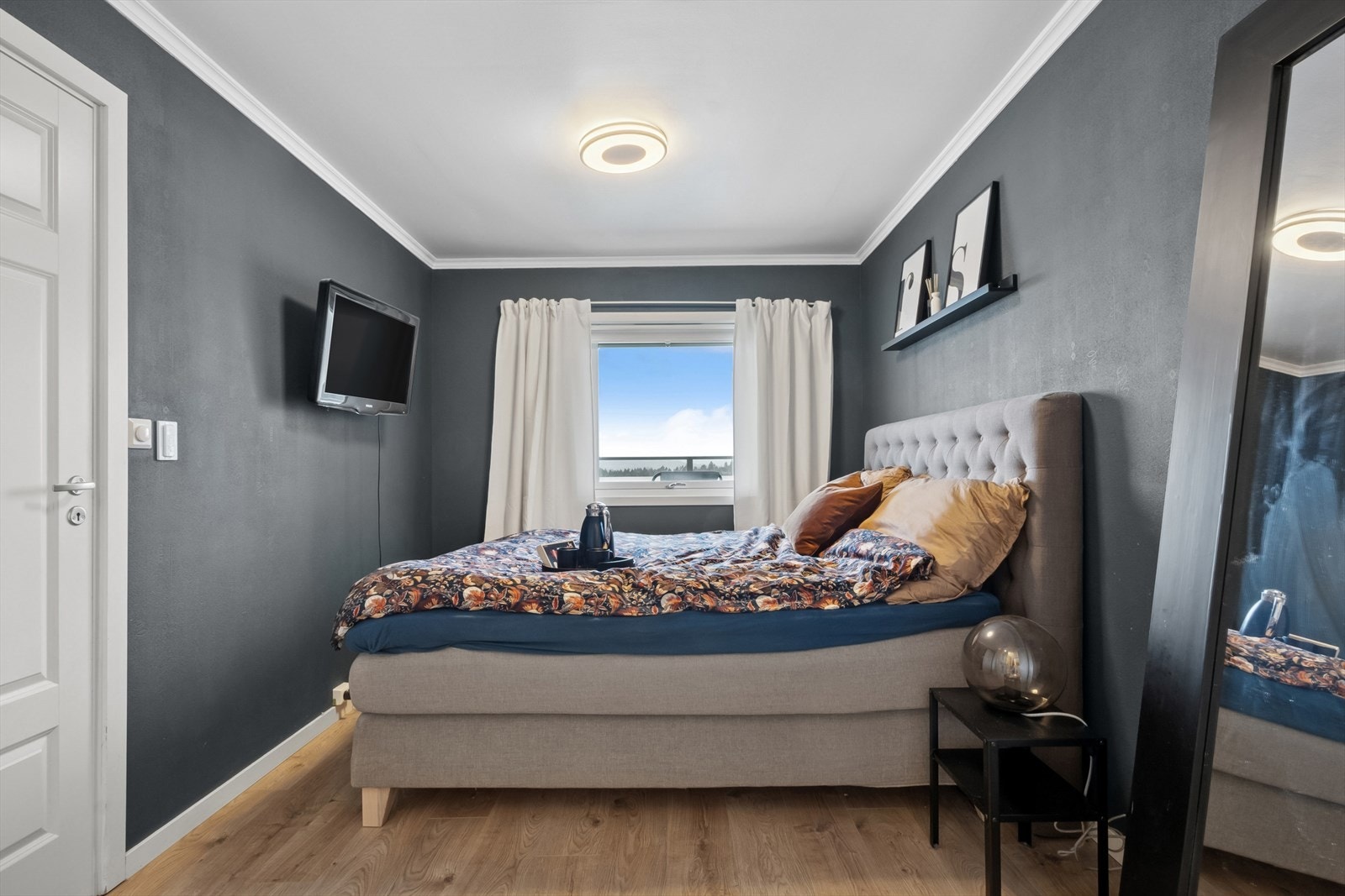 Hovedsoverommet er av god størrelse, og er ett av leilighetens tre soverom. Galleribilde