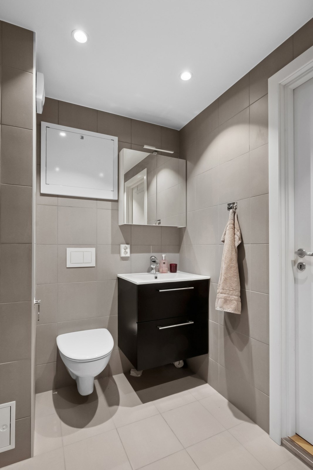 Det er fliser på gulv og vegger, og taket er malt. Rommet har elektriske varmekabler. Galleribilde