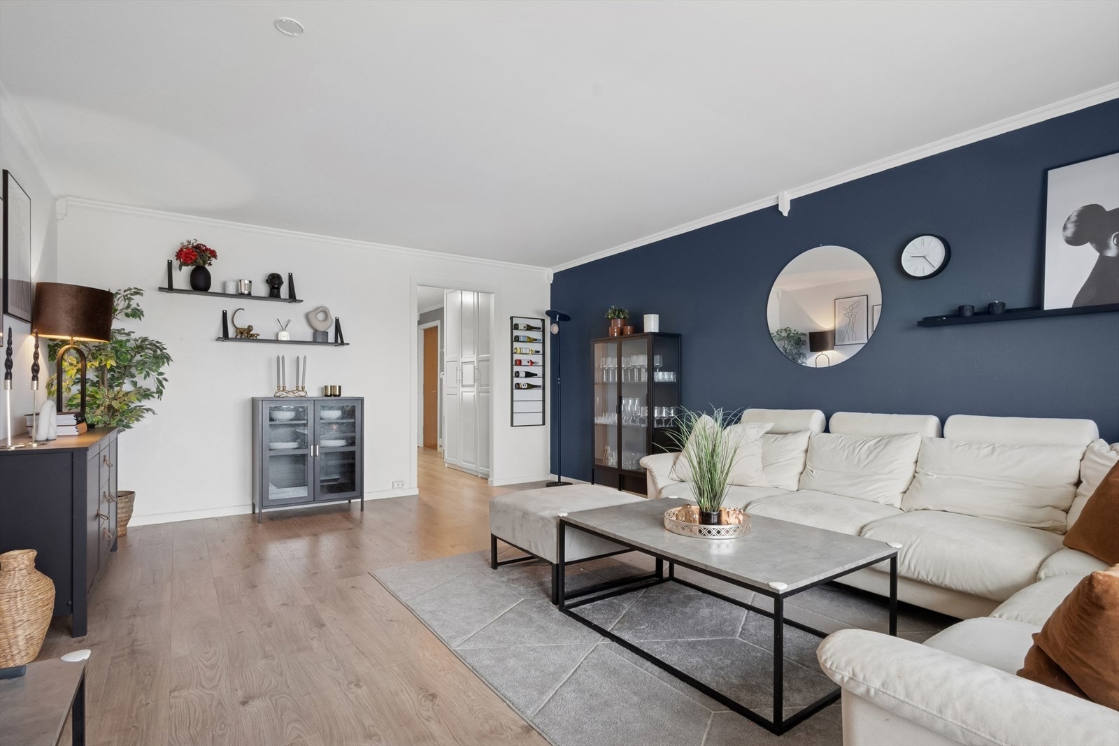 Stuens gode størrelse og det fine fargevalget legger et godt grunnlag for å innrede rommet etter eget ønske. Galleribilde