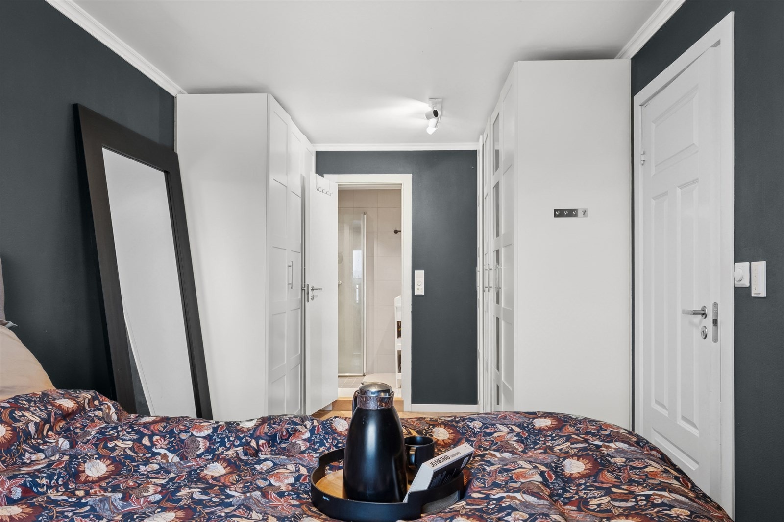 Hovedsoverommet har praktisk garderobeløsning. Galleribilde