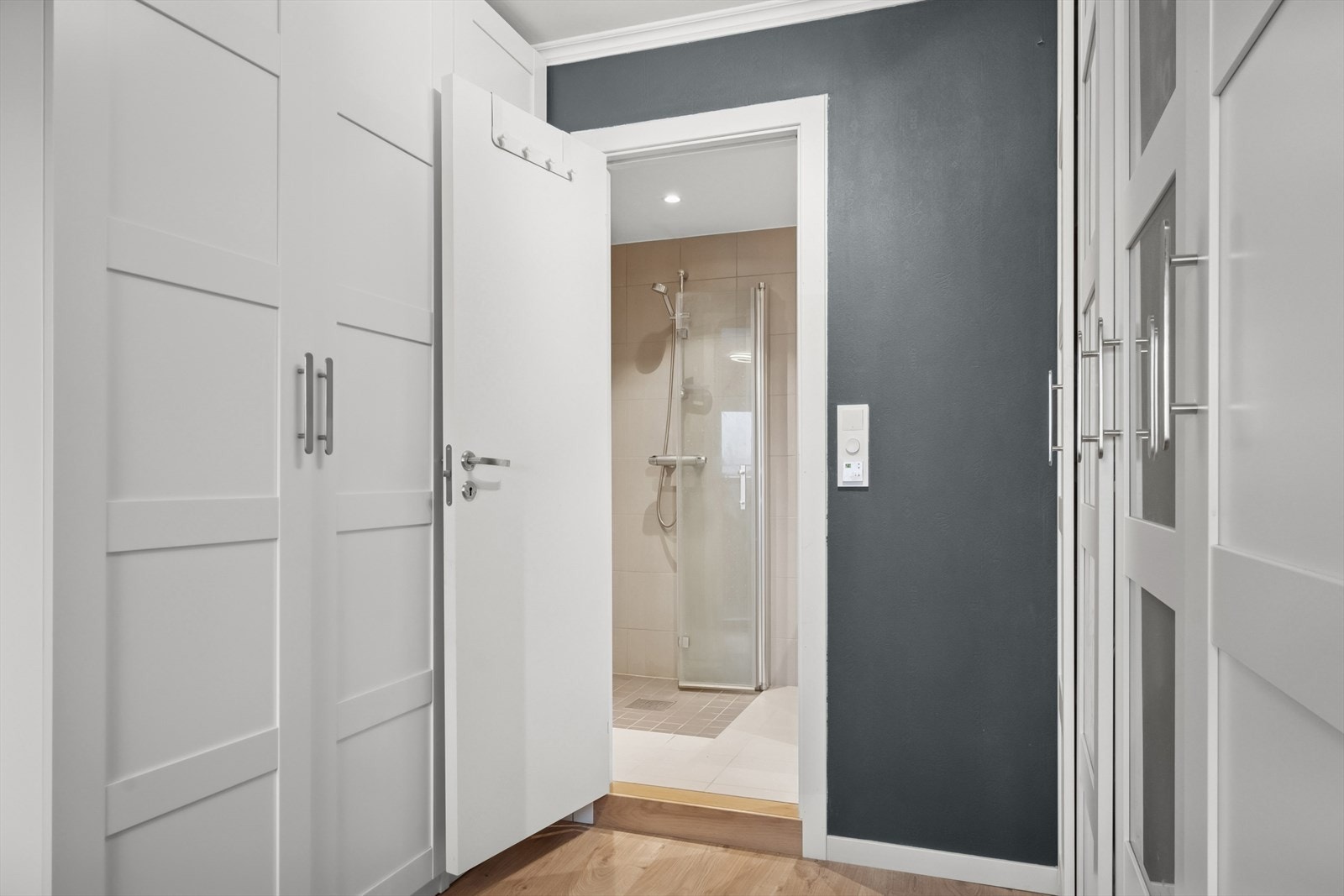 Hovbedsoverommet ligger i tilknytning til det ene baderommet. Galleribilde