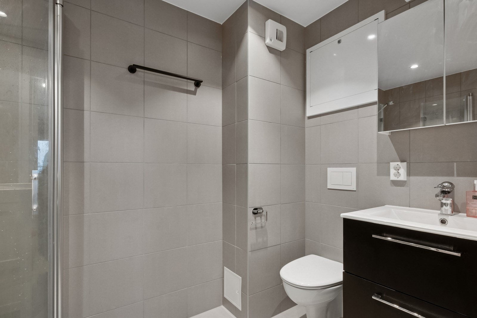 Av innredning er det nedfelt servant, veggmontert toalett og dusjvegger/hjørne. Galleribilde