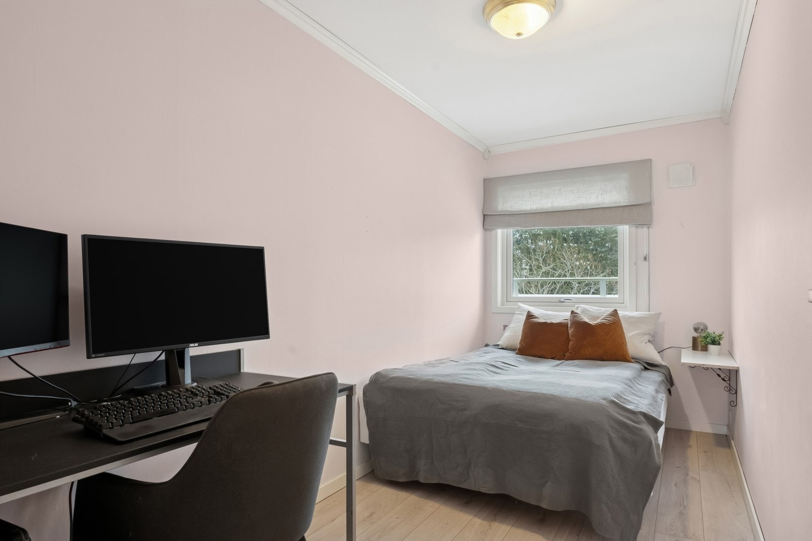 Funksjonelt soverom med plass til hjemmekontor, perfekt for å kombinere avslapning og produktivitet i samme rom. Galleribilde