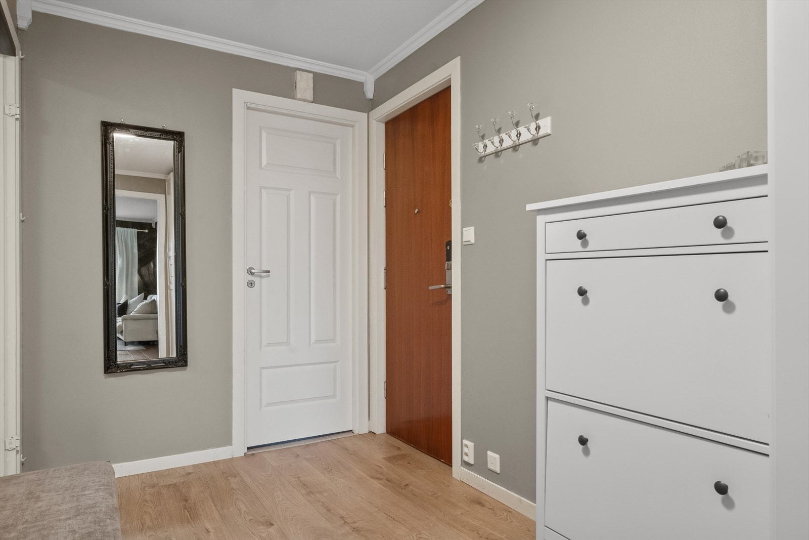 Lys og romslig entrè med god plass til å henge fra seg yttertøy og sette fra seg sko. Galleribilde