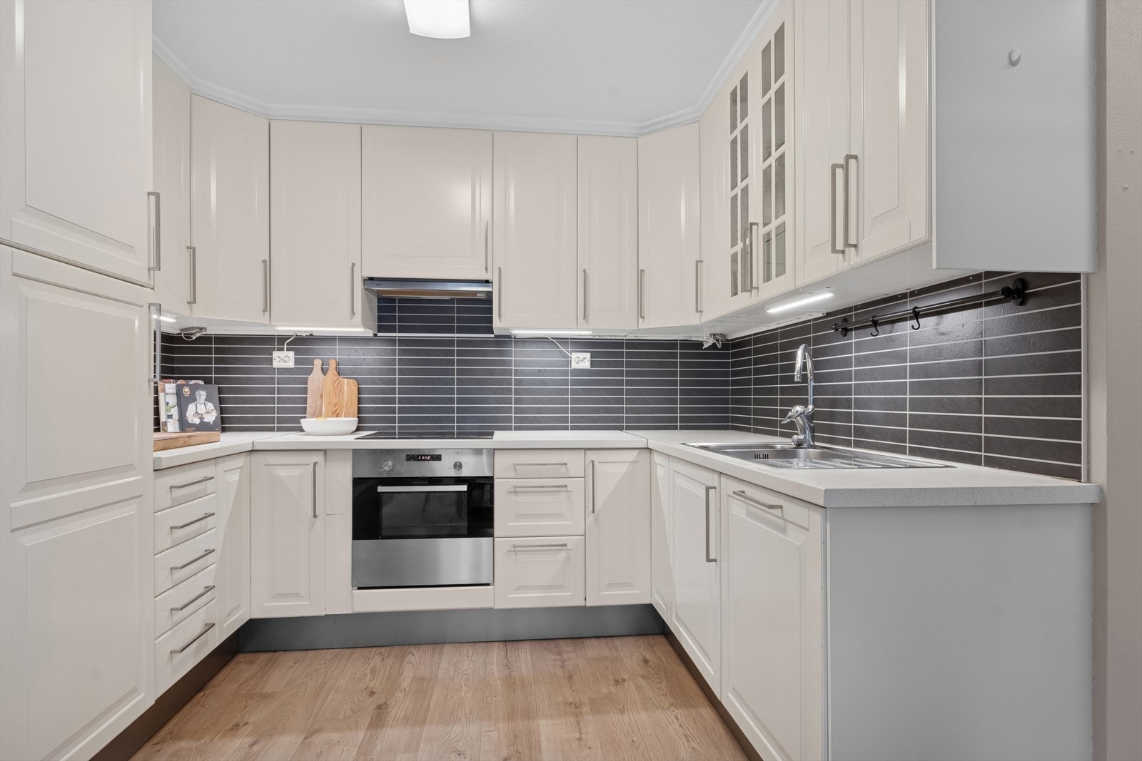 Kjøkkenet har en pen innredning med profilerte fronter og rikelig med over- og underskap. Galleribilde