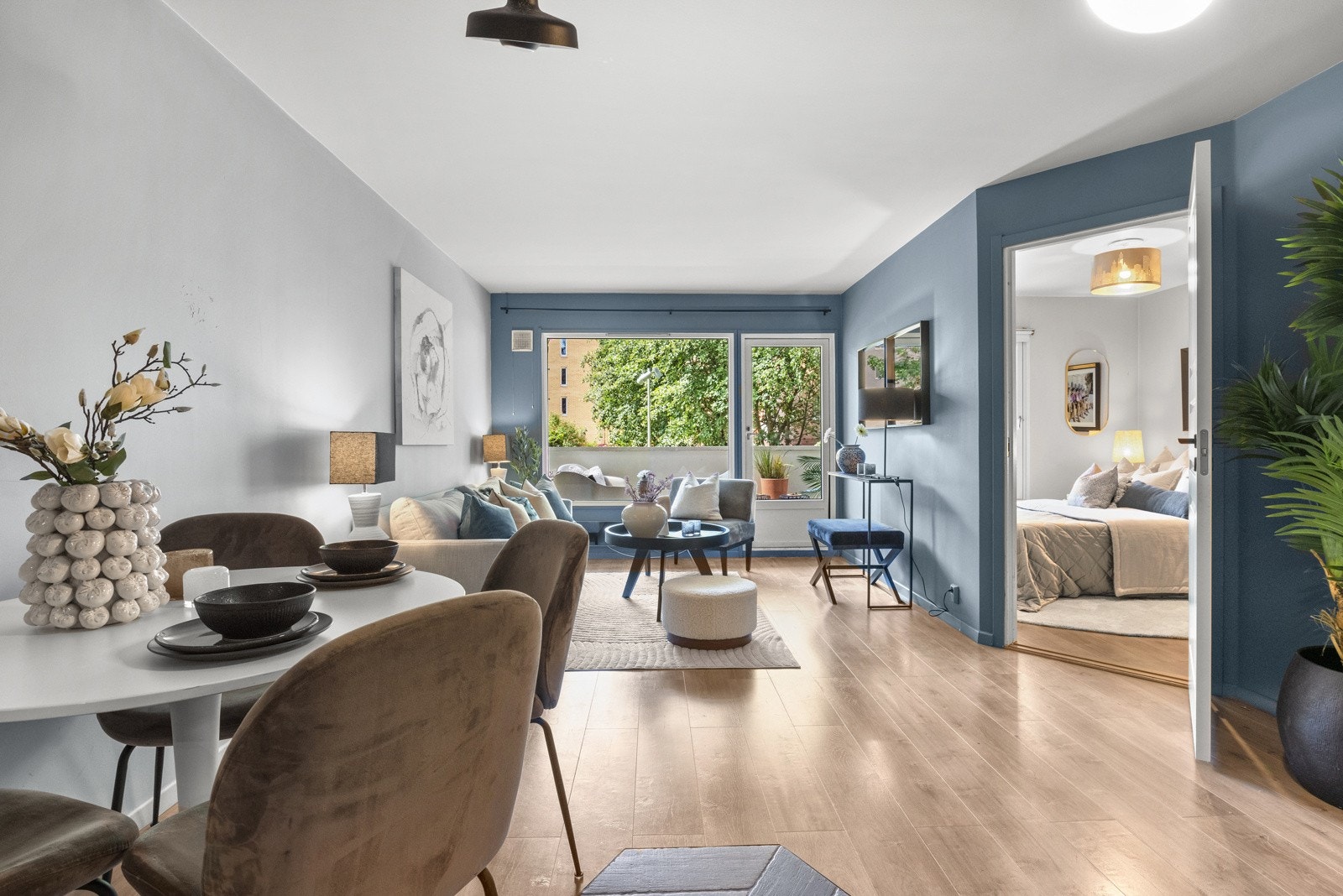 Balkongen er overbygget, og kan derfor også nytes utover sensommeren og høsten. Fantastiske solforhold. Galleribilde